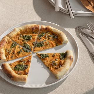 Oblíbená pizza na talíři Legio Nova od Eva Solo ✨ #desing #porcelan #legionova #moderni #kuchyne #stolovani #pizza #vecere